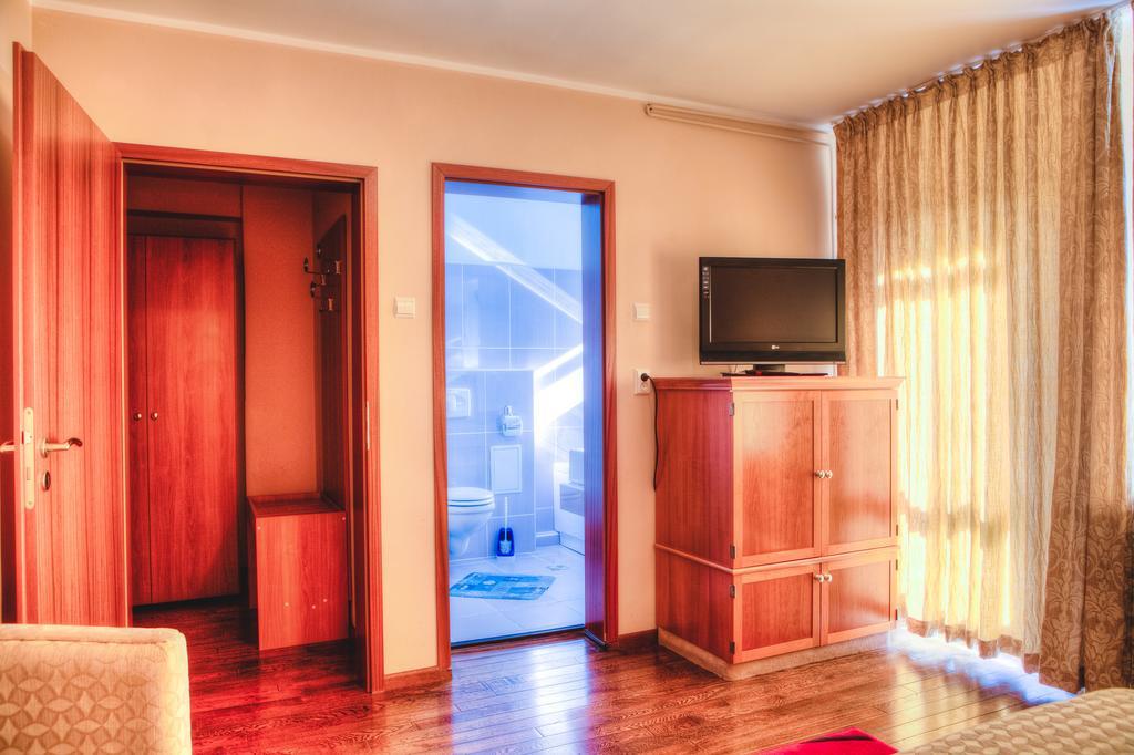 Отель Vila Pinul Si Mesteacanul Пояна-Брашов Экстерьер фото